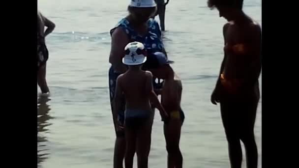 Diano Marina Włochy Czerwiec 1980 Ludzie Plaży 80S — Wideo stockowe
