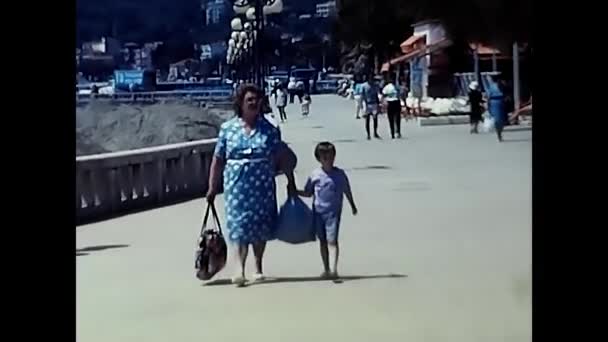1980年6月18日 意大利迪阿诺 马里纳 祖母和孙子住在80年代海滨度假胜地 — 图库视频影像