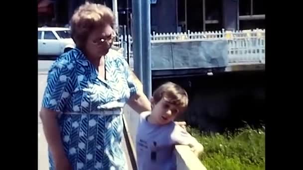 Diano Marina Włochy Czerwiec 1980 Babcia Wnukiem Nadmorskim Kurorcie Lat — Wideo stockowe