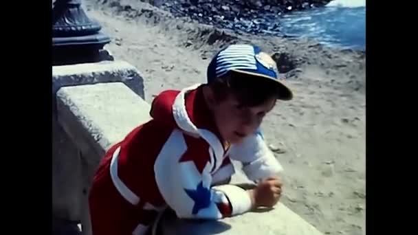 Diano Marina Itália Junho 1980 Criança Dos Anos Brincando Mar — Vídeo de Stock