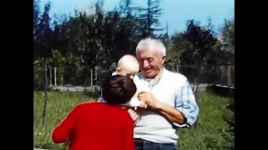 Milan, İtalya 10 Nisan 1980: Küçük kız ve büyükanne ve büyükbabasıyla aile anları 80 'ler