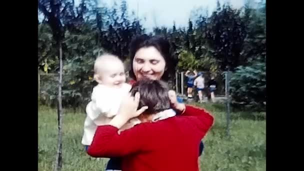 Milan Itália Abril 1980 Momentos Familiares Com Menina Avós — Vídeo de Stock