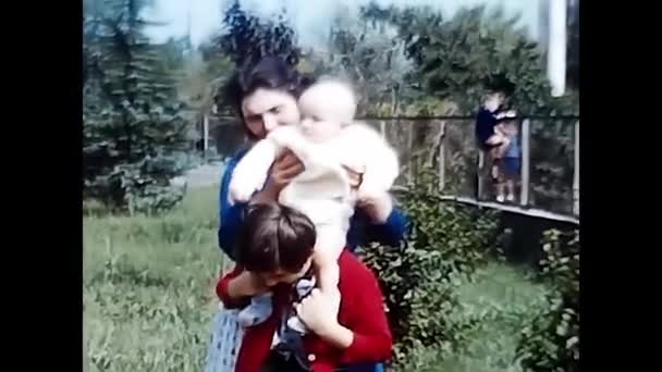 Milano Aprile 1980 Momenti Famiglia Con Bimba Nonni Anni — Video Stock