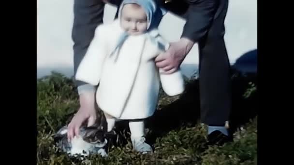 Milan Italiensk April 1980 Familjeögonblick Med Liten Flicka Och Mor — Stockvideo