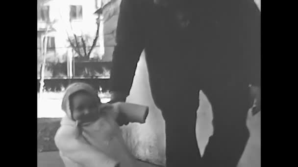 1980年4月17日 意大利米兰 带着小女孩的母亲 第一步是80年代黑人和白人 — 图库视频影像