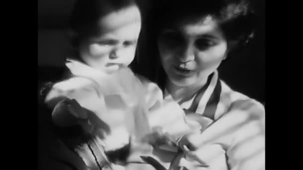 Milano Aprile 1980 Riprese Una Bambina Con Madre Ambiente Familiare — Video Stock