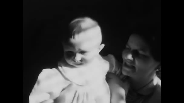 Milano Aprile 1980 Riprese Una Bambina Con Madre Ambiente Familiare — Video Stock