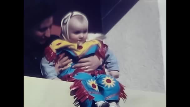 Milan Ιταλία Φεβρουαρίου 1980 Κοριτσάκι Μεταμφιεσμένο Καρναβάλι Της Οικογένειας — Αρχείο Βίντεο