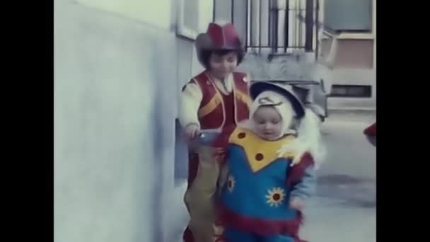 Milan Itália Fevereiro 1980 Menina Mascarada Para Carnaval Família Dos — Vídeo de Stock