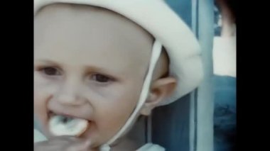 Rimini, İtalya 19 Ağustos 1980: Denizde küçük bir kız ve ailesi 80 'li yaşlarda.