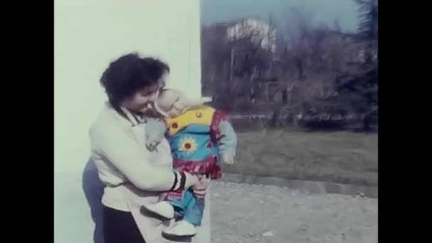 Milano Febbraio 1980 Bambina Mascherata Carnevale Famiglia Anni — Video Stock