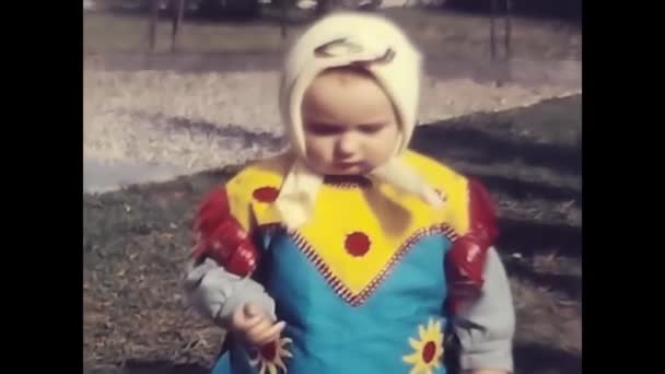 Milan Italy February 1980 Little Girl Masked Carnival Family — Video