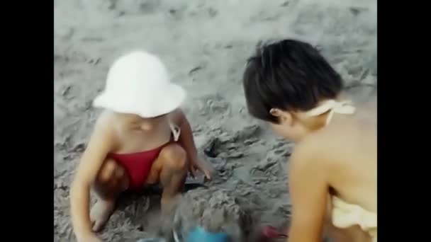 Rimini Italy August 1980 Little Girl Beach Sea Family — ストック動画