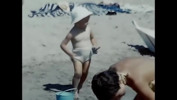 Rimini Agosto 1980 Bambina Sulla Spiaggia Mare Con Famiglia Anni — Video Stock