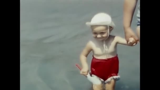 Rimini Italien August 1980 Kleines Mädchen Strand Meer Mit Familie — Stockvideo