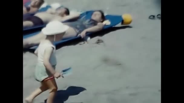 Римини Италия Августа 1980 Маленькая Девочка Пляже Море Семьей — стоковое видео
