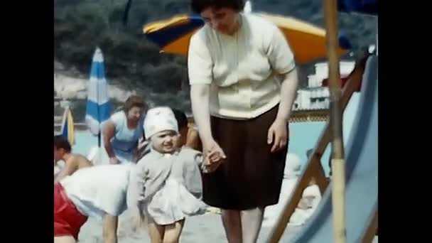 Римини Италия Августа 1980 Маленькая Девочка Пляже Море Семьей — стоковое видео