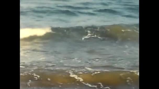 1980年8月19日 用帆船向大海射击 80多岁的人洗澡 — 图库视频影像