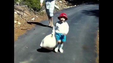 Milan, İtalya 19 Nisan 1980: 80 'lerde tatilde dağlarda oynayan çocuk