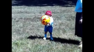 Milan, İtalya 19 Nisan 1980: 80 'lerde tatilde dağlarda oynayan çocuk