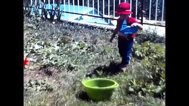 Milan, İtalya 19 Nisan 1980: 80 'lerde tatilde dağlarda oynayan çocuk