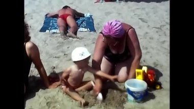 Riccione, İtalya 18 Ağustos 1980: 80 'lerde plajda çocuklar ve insanlar