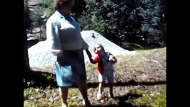 Milan Italy April 1980 Grandmother Baby Vacation Mountains 80S — Vídeo de stock