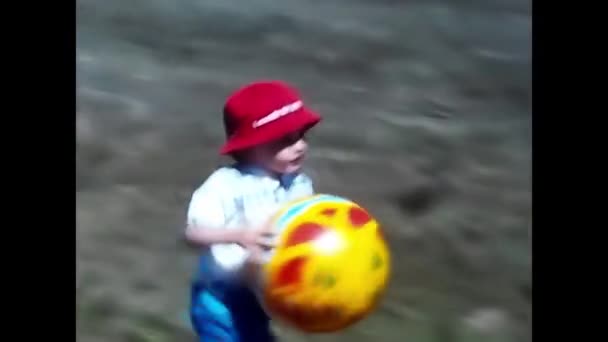 Milan Italy April 1980 Child Playing Mountains Vacation 80S — Stock Video