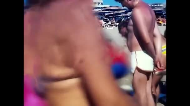 Riccione Italy August 1980 Black Man Selling Items Beach 80S — Video Stock