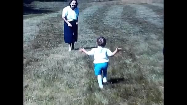 Milano Aprile 1980 Papà Bambino Che Giocano Montagna Durante Vacanze — Video Stock