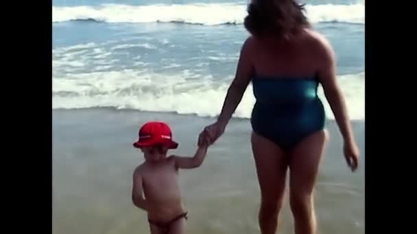 Riccione Italien Augusti 1980 Barn Och Människor Stranden Talet — Stockvideo