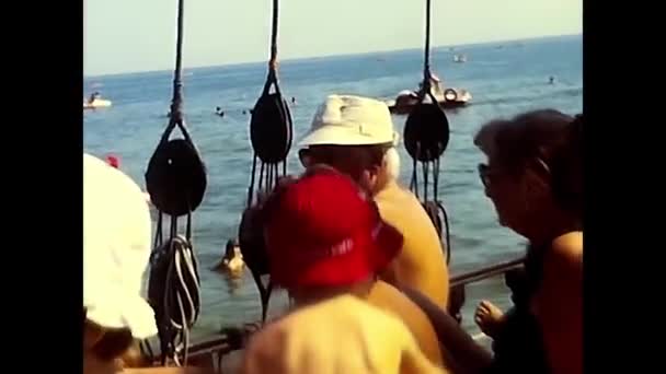 Riccione Italien Augusti 1980 Personer Som Sitter Turistbåt Havet Talet — Stockvideo