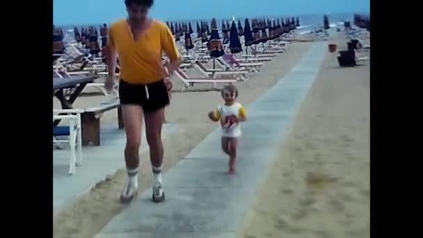Риччоне Италия Августа 1980 Года Ребенок Дэдди Бегает Пляжу Годов — стоковое видео