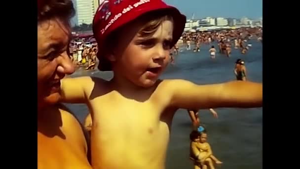 Riccione Italy August 1980 Children People Beach 80S — Stock Video