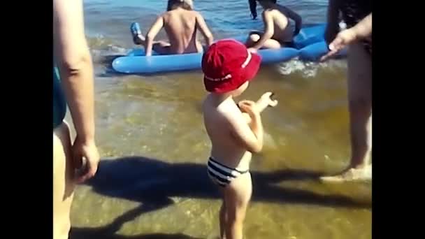 Riccione Agosto 1980 Bambini Persone Spiaggia Negli Anni — Video Stock