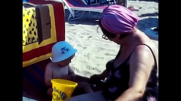 Riccione Italië Augustus 1980 Kinderen Mensen Het Strand Jaren — Stockvideo