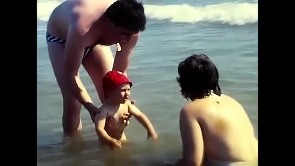 Riccione Ιταλία Αυγούστου 1980 Παιδιά Ανθρώπους Στη Θάλασσα — Αρχείο Βίντεο