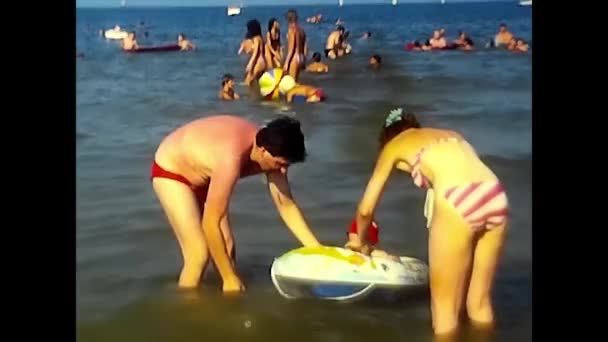 Riccione Włochy Sierpnia 1980 Dziecko Pontonem Morzu Tych — Wideo stockowe
