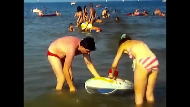 Riccione Italien August 1980 Kind Mit Dem Schlauchboot Meer 80Er — Stockvideo