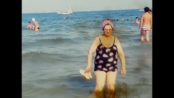 Riccione Włochy Sierpnia 1980 Dzieci Ludźmi Morzu Lat — Wideo stockowe