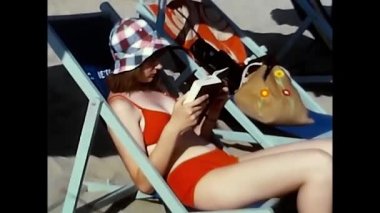 rimini, İtalya 18 Ağustos 1970: 70 'lerde kumsaldaki insanlar
