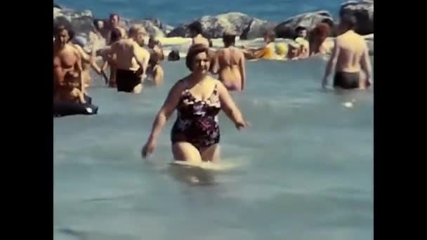 Rimini Ιταλία Αυγούστου 1970 Άνθρωποι Στην Παραλία Κάνουν Μπάνιο Στις — Αρχείο Βίντεο