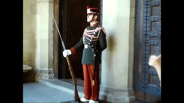 Σαν Μαρίνο Ιταλία Αυγούστου 1970 Φρουρός Έξω Από Ένα Κτίριο — Αρχείο Βίντεο