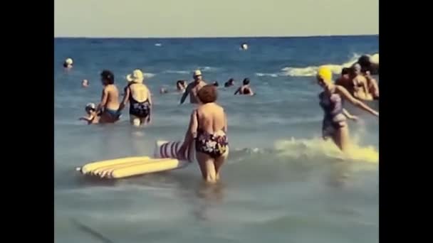 Rimini Italy August 1970 People Beach Bathing Vacation 70S — ストック動画