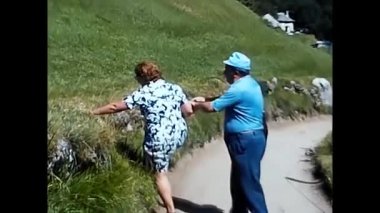 Milan, İtalya 10 Haziran 1970: Tatil dağındaki insanlar