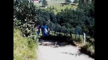 Milan, İtalya 10 Haziran 1970: Tatil dağındaki insanlar