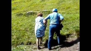 Milan, İtalya 10 Haziran 1970: Tatil dağındaki insanlar