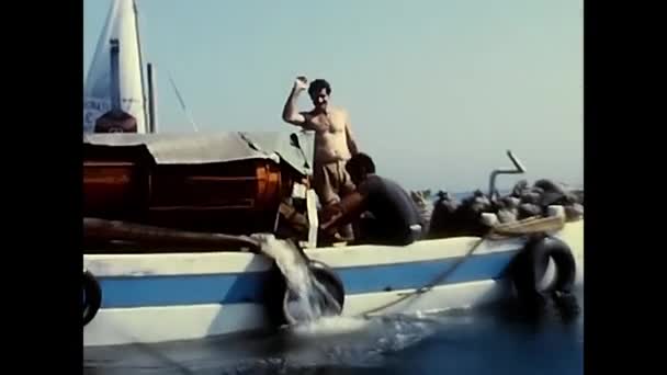 Rimini Agosto 1970 Barca Con Pescatori Mare Anni — Video Stock