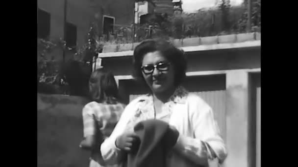 Milan Italie Juin 1970 Personnes Noires Blanches Dans Les Montagnes — Video