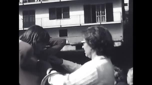Milan Italy June 1970 Черно Белые Люди Горах Время Отдыха — стоковое видео